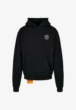 Zwarte hoodie van zacht materiaal, met een voorkeurszak, een capuchon met trekkoord en een circulair logo op de borst. Oranje label zichtbaar.