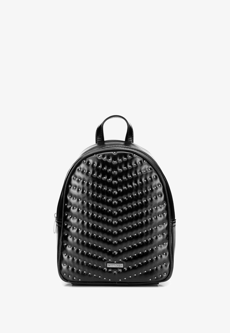 Mochila negra hecha de cuero texturizado, con un patrón acolchado y tachuelas decorativas, y un asa en la parte superior. Cierre con cremallera en el lateral.