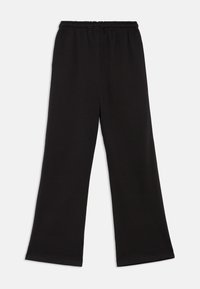 Zwarte wijde broek met elastische tailleband, gemaakt van zachte stof, plat weergegeven op een witte achtergrond.