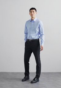 sandro STRIPES SHIRT - Button down-skjorte - ciel