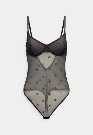 Zwarte mesh body met rode kersenborduursel, verstelbare bandjes en een diep uitgesneden halslijn. Doorschijnende stof en kanten details aan de randen.