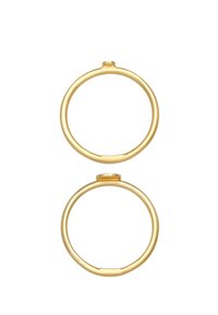 Anelli d'oro con un design liscio e rotondo; uno presenta un piccolo accento rialzato sulla parte superiore. Entrambi hanno una finitura lucida e uno spessore uniforme.
