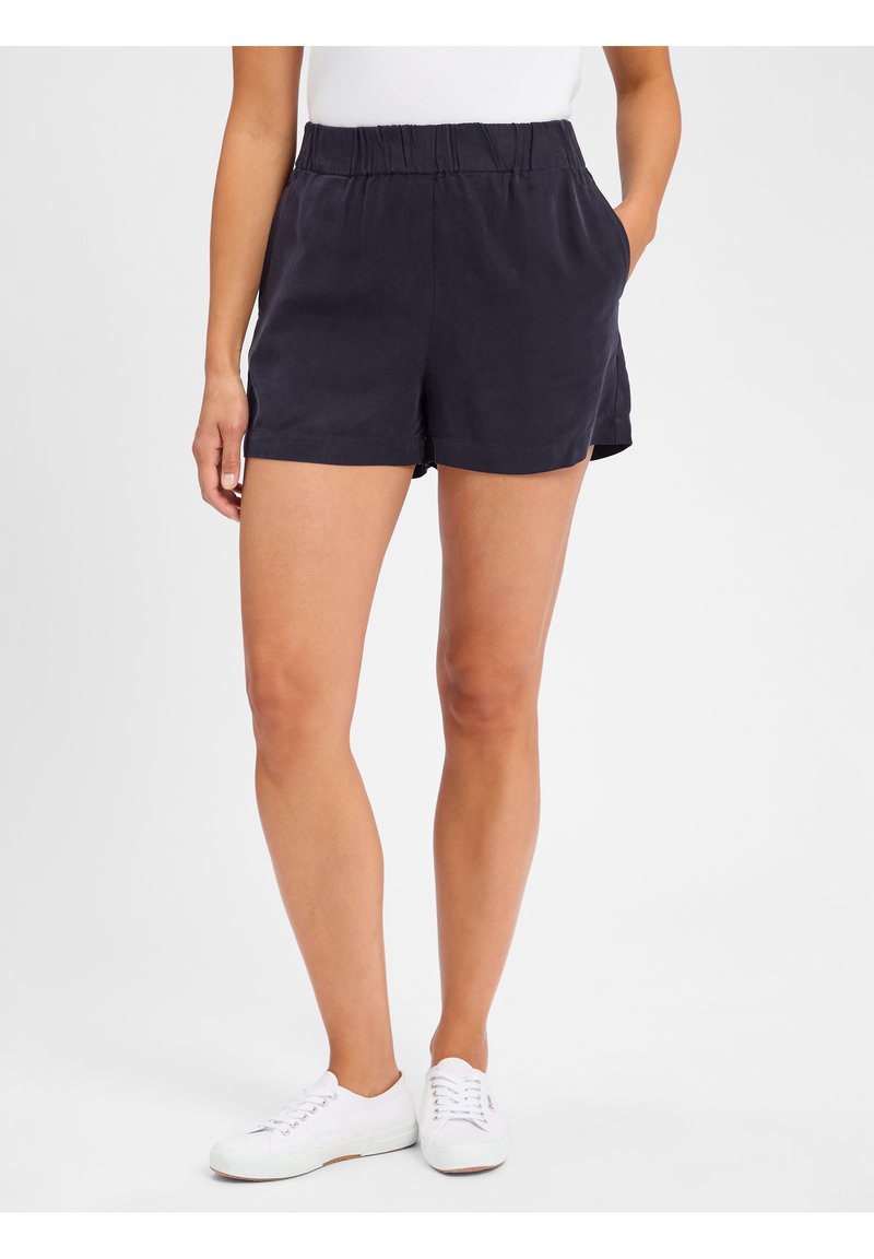 Marineblauwe shorts met een elastische tailleband en zijzakken. Gemaakt van lichtgewicht stof, met een relaxte pasvorm die halverwege de bovenbenen eindigt.