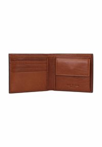Portafoglio in pelle marrone con una texture liscia, numerosi slot per carte e una tasca trasparente per l'ID. Presenta il logo del marchio impresso all'interno.