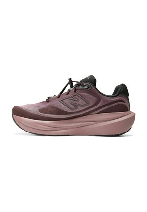 Chaussure de course New Balance bordeaux et rose avec semelle épaisse amortie et système de laçage rapide, vue de profil sur fond blanc.