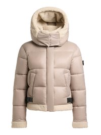 Giacca a vento beige con cappuccio e collo in pelliccia crema soffice. Presenta chiusura frontale con zip, due tasche laterali e polsini a costine con dettagli a contrasto.