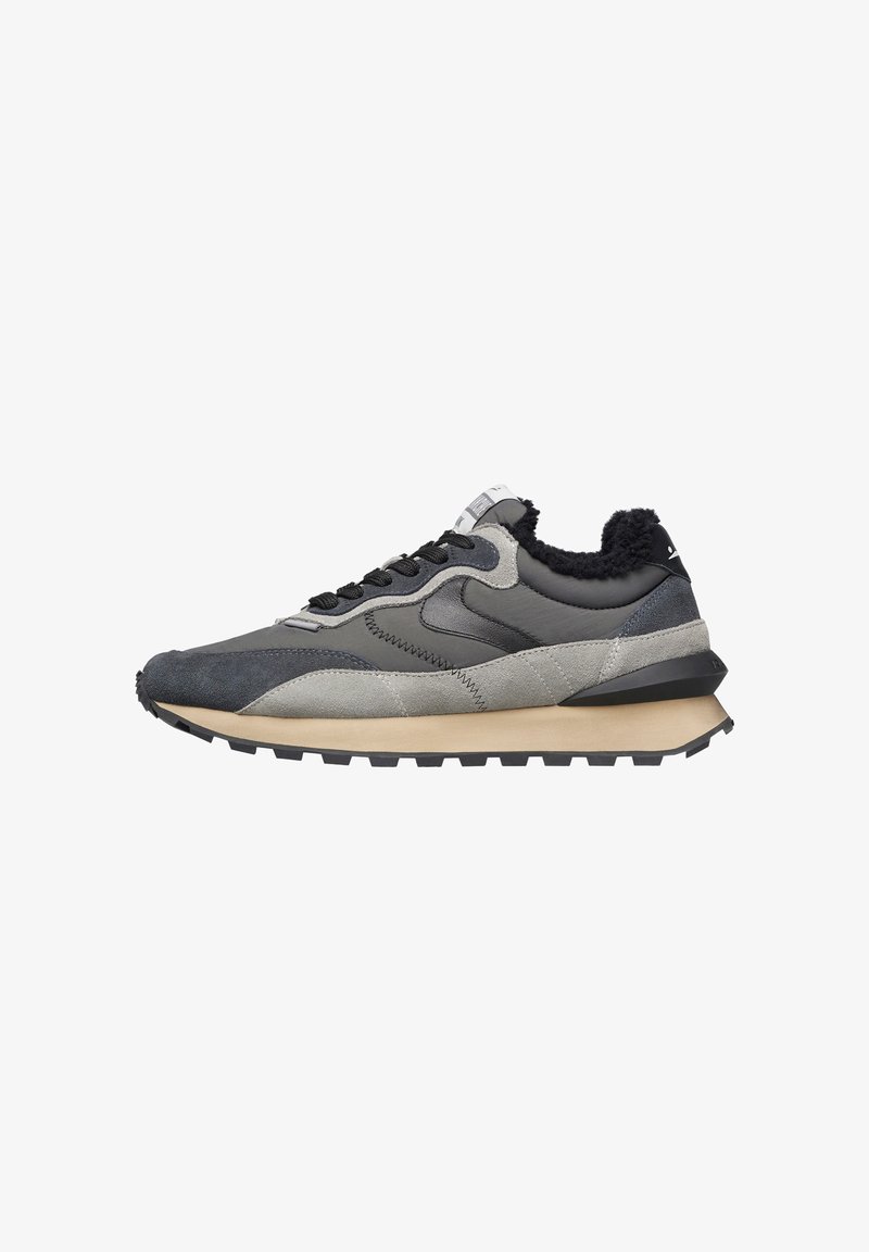 Sneaker atletico grigio e nero realizzato in materiali scamosciati e in pelle, con dettagli testurizzati, design con lacci e suola beige a contrasto.