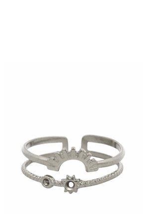 Zwei offene silberne Ringe, einer mit einem Sonnenstrahl-Design und der andere mit einer kleinen Sonnenform und einem runden Akzentstein.