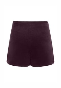 Short en velours côtelé violet foncé à taille haute et coupe droite, présenté sur fond blanc.