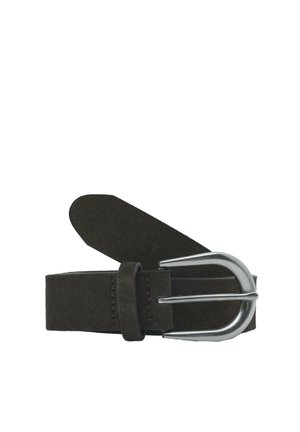 Sort ruskind læderbælte med en sølvfarvet metal D-formet spænde, delvist sammenrullet og viser bæltestrop og spids ende.