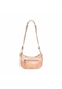 Borsa a mano in pelle color pesco con design curvo, tracolla regolabile, tasca frontale con zip e sottili accenti metallici.
