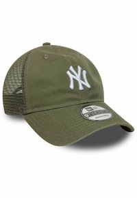 Olivgrüne Baseballmütze mit weißem, gesticktem Logo, Netzpaneelen an den Seiten, gebogenem Schirm und verstellbarem Riemen für einen optimalen Sitz.