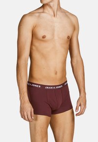 Burgunderfarbene Boxershorts mit einem weißen elastischen Bund, der das Logo "JACK & JONES" trägt, aus weichem, dehnbarem Stoff für optimalen Komfort.
