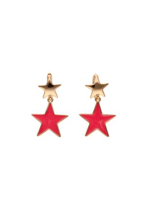 Oorbellen met gouden studs en grotere, rood geëmailleerde sterren die eraan hangen, afgebeeld tegen een witte achtergrond.