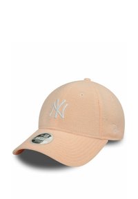 Gorra color durazno hecha de material suave con una corona redondeada, logotipo bordado en blanco y visera curva. Presenta ojales de ventilación.