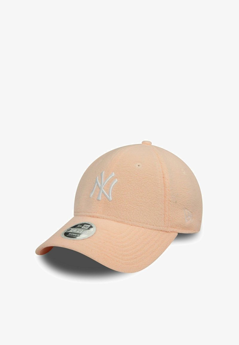 Gorra color durazno hecha de material suave con una corona redondeada, logotipo bordado en blanco y visera curva. Presenta ojales de ventilación.