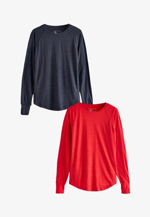 Deux chemises à manches longues : l'une bleu marine avec un design texturé et un col rond, l'autre rouge vif avec une texture et une coupe similaires.