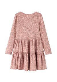 Langermet kjole i rosa stoff med et subtilt leopardmønster, med en lagdelt skjørt og rund halslinning.
