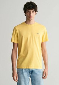 GANT SHIELD REGULAR FIT - Camiseta básica - gelb