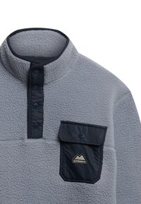 Grijze fleece pullover met een hoge kraag, marineblauwe accenten, drie knopen en een borstzak met een berglogo. Zachte, gestructureerde stof.