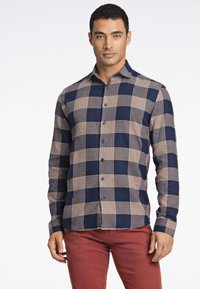 Camisa de mangas largas para hombre en un patrón a cuadros de color marino, beige y marrón claro. Presenta un cierre de botones, cuello y un dobladillo recto.