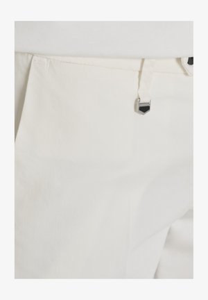 Pantalon blanc avec poche avant et détail métallique sur la passants de ceinture, fabriqué en tissu texturé.