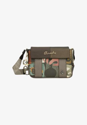 Borsa a tracolla rettangolare con patta marrone, motivo astratto multicolore, tracolla regolabile e logo dorato "Anekke" sulla patta frontale.