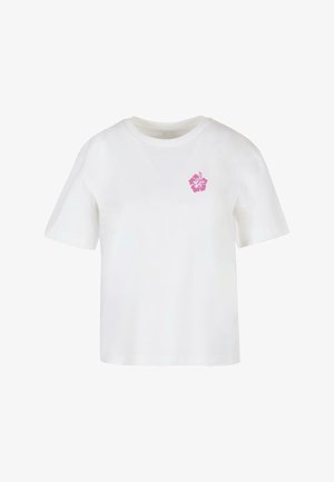 Witte katoenen t-shirt met korte mouwen, ronde halslijn en een kleine roze hibiscusbloem grafiek op de linkerkant van de borst.
