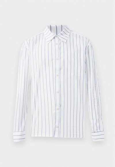 Hvit langermet skjorte med blå vertikale striper, knappelukking foran, spiss krage og en enkelt venstre brystlomme. Glatt bomullsstoff.