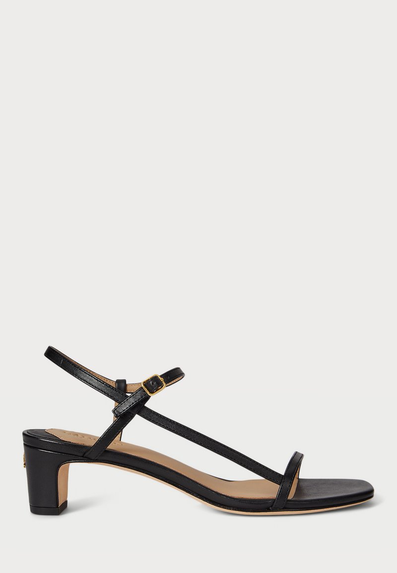 Sandal con tacco in pelle nera con punta aperta, sottili cinturini, fibbia regolabile alla caviglia e tacco quadrato. Texture liscia.