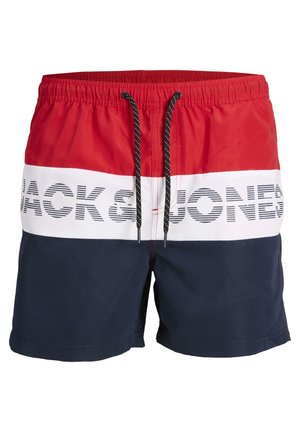 Los bañadores en rojo, blanco y azul marino presentan un diseño a rayas con el logo "JACK & JONES" en letras negritas en el centro. Cintura elástica con cordón.