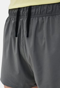CEP ULTRALIGHT SHORTS LOOSE FIT MEN - Kurze Sporthose - grey