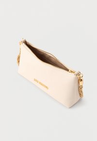 Μικρό ορθογώνιο μπεζ clutch με χρυστό φερμουάρ, χρυσή αλυσίδα ως λουρί και χρυσά γράμματα «LOVE MOSCHINO» στο μπροστινό μέρος.