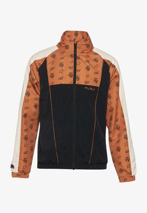 Jachetă cu fermoar neagră și portocalie, având guler înalt, model cu stele și accente de logo. Fabricată dintr-un material ușor, cu manșete elastice.