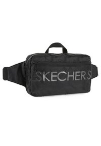 Bolso bandolera de tela negra con forma rectangular, correa ajustable, asa superior, bolsillo con cremallera en la parte frontal y logo en relieve "SKECHERS".