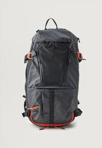 Zaino nero con accenti arancioni, più compartimenti con zip, un cappuccio superiore, spallacci laterali regolabili e una finitura testurizzata.