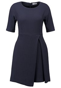 Robe bleu marine texturée longueur genou avec manches mi-longues, encolure ronde, couture à la taille, pli devant et fermeture éclair au dos.
