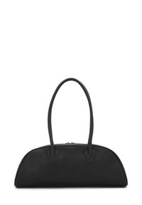 Borsa a mano in pelle nera con un design elegante e curvo. Presenta due manici arrotondati e una chiusura con zip. Texture liscia senza hardware visibile.