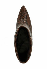 Bruine puntige enkelboot met slangenhuidtextuur, van bovenaf weergegeven tegen een witte achtergrond.