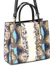 Sac à main texturé présentant un motif en cuir de serpent multicolore avec des nuances de bleu, de marron et de jaune ; poignées noires et accents en métal doré.