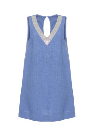 Donna che indossa un abito blu senza maniche con bordo a V strutturato e sandali beige intrecciati, in piedi su uno sfondo chiaro e uniforme.