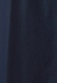 Donkerblauwe stof met subtiele verticale plooien en een gladde textuur.