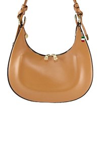 Tan leren schoudertas met een glad, afgerond ontwerp, voorzien van een ritssluiting en gouden hardware, accentueert met een kleine charme van de Italiaanse vlag.