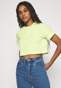 adidas Originals TEE - T-shirt con stampa - pulse yellow