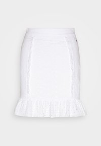 Bílá sukně vyrobená z texturované tkaniny s očkovými detaily, s volánkovým lemem a jemnými bočními akcenty. Rovný střih.