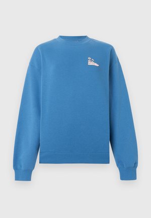 Blå crewneck-sweatshirt med en lille grafik af en lyserød sko og hvide blomster på den øverste venstre brystområde.