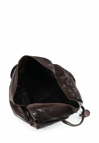 Sac en cuir marron avec grande ouverture, texture lisse et fermeture éclair. L'intérieur est en tissu noir, mettant en valeur l'espace et le design.