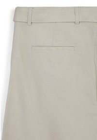 Pantaloni in cotone beige con una texture liscia, dotati di una vita standard, una sola tasca posteriore e linee pulite e dritte.