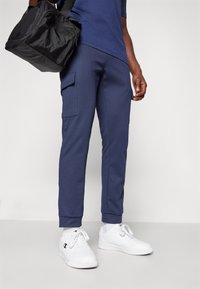 Jack & Jones Performance JPSTGORDON JJBASIC ICE CARGO PANTS - Hlače - navy blazer