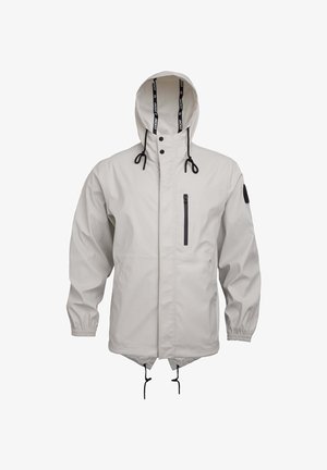 Jasnoszara wodoodporna kurtka z kapturem, elastycznymi mankietami i regulowanymi trokami. Posiada zapinaną na zamek kieszeń na piersi i naszywkę z logo.